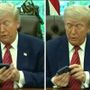 Trump e il telefono che disturba. Sorpresa, è il suo - Video