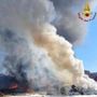 Paura a Roma, esplode cisterna di gas: feriti 8 poliziotti, vigile del fuoco e operatore 118. Testimoni: &quot;Sembrava una bomba&quot; - Video
