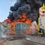 Catania, vasto incendio nella zona industriale: rischio esplosioni