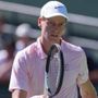 Spettatore infastidisce Dzumhur, Sinner si scusa: il gesto di Jannik a Miami Spettatore infastidisce Dzumhur, Sinner si scusa: il gesto di Jannik a Miami