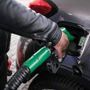 Carburanti, benzina e diesel continuano a scendere: prezzi medi
