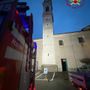 Campanile della chiesa di Garbana colpito da un fulmine, sono intervenute due squadre di Vigili del fuoco