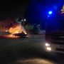 Pavia: incendio divora un'auto, i Vigili del fuoco domano le fiamme e bonificano l'area