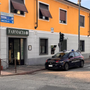 Robbio: entra in farmacia per rubare i cosmetici e poi spintona il direttore, scatta la denuncia per un 20enne