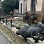 Vandali al cimitero di Vigevano, danneggiate statue e tombe Vandali al cimitero di Vigevano, danneggiate statue e tombe