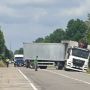 Robecco sul Naviglio, camion fuori strada in via Ugo Foscolo: traffico rallentato ma nessun ferito