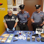 Vigevano, i Carabinieri arrestano 3 persone: sequestrati oltre 2 chili di hashish, armi, contanti e documenti falsi.
