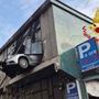 Milano, anziano sfonda con l’auto il muro del garage e resta sospeso a 8 metri Milano, anziano sfonda con l’auto il muro del garage e resta sospeso a 8 metri