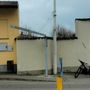 Boffalora sopra Ticino: demolita (di nuovo) la sbarra prima del ponte sul naviglio