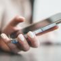 Dal divano al palmo della mano: l'Italia abbraccia l'era mobile Dal divano al palmo della mano: l'Italia abbraccia l'era mobile