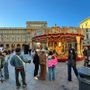 Giostra e scenografia: quando l'attrazione diventa set per eventi di moda e cinema Giostra e scenografia: quando l'attrazione diventa set per eventi di moda e cinema