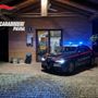 Certosa di Pavia, tenta la spaccata nella notte in un negozio: sorpreso dai carabinieri Certosa di Pavia, tenta la spaccata nella notte in un negozio: sorpreso dai carabinieri