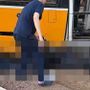 Donna cade e finisce sotto un tram in transito, ferita non gravemente a Milano Donna cade e finisce sotto un tram in transito, ferita non gravemente a Milano