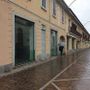Famiglia senza tetto vaga per Magenta senza meta: Giuseppe apre le porte di casa e li salva