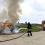 Lomello: auto divorata dalle fiamme, illeso il conducente sul posto i Vigili del fuoco Lomello: auto divorata dalle fiamme, illeso il conducente sul posto i Vigili del fuoco