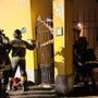 Abbiategrasso, resta infilzato sulla recinzione e finisce a testa in giù: salvato dai soccorritori