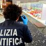 Novara, furto nella gioielleria del centro commerciale: la polizia spara, i ladri fuggono perdendo la refurtiva