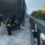 Camion in fiamme sull'autostrada Milano-Genova, intervengono i Vigili del fuoco