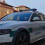 Galliate, perde il controllo dell'auto e piomba sul dehor di un bar: attimi di paura
