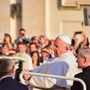 L'addio al Papa. Da mercoledì la salma esposta in San Pietro. Un ictus la probabile causa del decesso. Cosa succede adesso