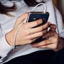 Smartphone vietati anche alle scuole superiori: scatta il divieto del Ministero