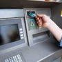 Broni: il bancomat non gli restituisce la tessera, lui prende una fioriera e la scaglia contro lo sportello ATM
