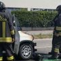 Abbiategrasso: tamponamento in via Dante, auto prende fuoco
