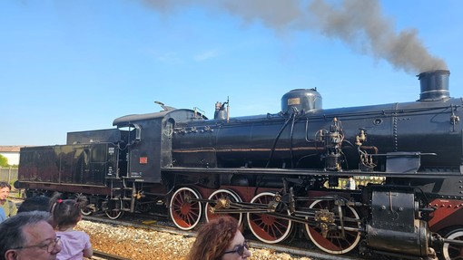 Lomello, folla di visitatori per il &quot;Lomellina Express&quot; alla stazione