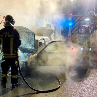 Ottobiano: incendio divora un'auto, sul posto i Vigili del fuoco