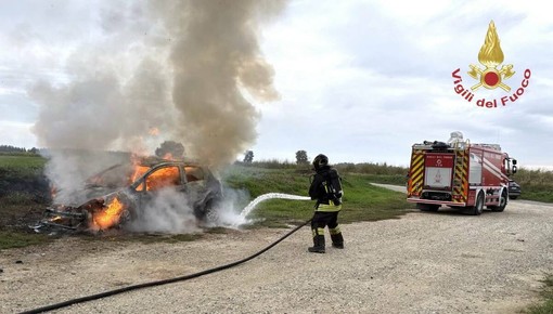 Lomello: auto divorata dalle fiamme, illeso il conducente sul posto i Vigili del fuoco Lomello: auto divorata dalle fiamme, illeso il conducente sul posto i Vigili del fuoco