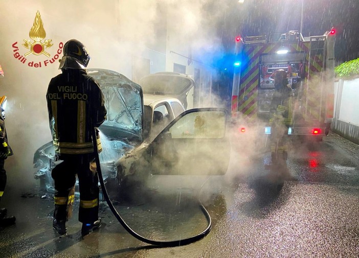 Ottobiano: incendio divora un'auto, sul posto i Vigili del fuoco