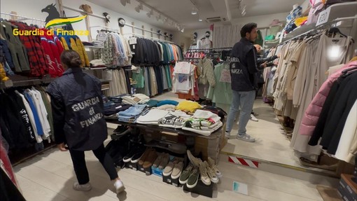 Vigevano: blitz della Guardia di Finanza, sequestrati oltre 15mila capi di abbigliamento di provenienza illecita in un negozio del centro città Vigevano: blitz della Guardia di Finanza, sequestrati oltre 15mila capi di abbigliamento di provenienza illecita in un negozio del centro città