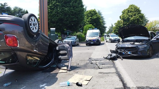 Pavese, scontro tra auto sulla statale 234: una si ribalta, ferite tre persone