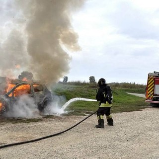 Lomello: auto divorata dalle fiamme, illeso il conducente sul posto i Vigili del fuoco