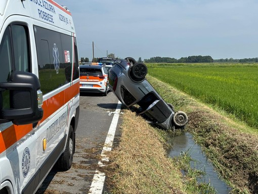 Valle: escono di strada con l'auto e si ribaltano in un fosso sulla statale 494, soccorse due persone