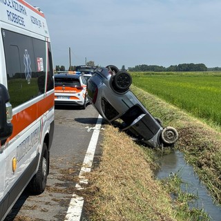 Valle: escono di strada con l'auto e si ribaltano in un fosso sulla statale 494, soccorse due persone