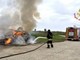 Lomello: auto divorata dalle fiamme, illeso il conducente sul posto i Vigili del fuoco Lomello: auto divorata dalle fiamme, illeso il conducente sul posto i Vigili del fuoco