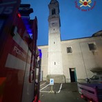 Campanile della chiesa di Garbana colpito da un fulmine, sono intervenute due squadre di Vigili del fuoco Campanile della chiesa di Garbana colpito da un fulmine, sono intervenute due squadre di Vigili del fuoco
