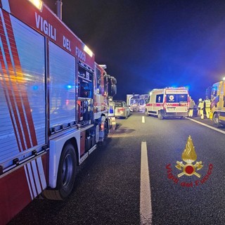 Camper si ribalta sull'autostrada Torino-Piacenza, intervengono i Vigili del fuoco Camper si ribalta sull'autostrada Torino-Piacenza, intervengono i Vigili del fuoco