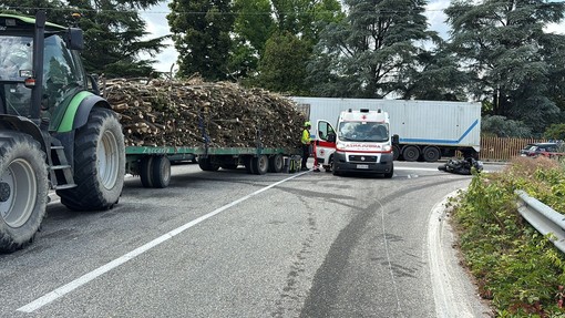Castello D'Agogna: trattore con rimorchio carico di legname si scontra con una moto, 49enne trasportato in elicottero all'ospedale