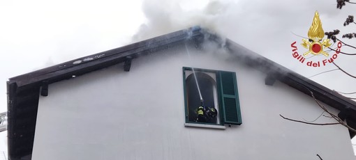 Tetto di una villetta in fiamme a Pavia, sul posto i Vigili del fuoco