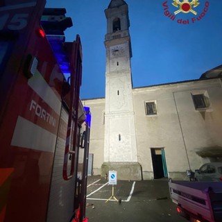 Campanile della chiesa di Garbana colpito da un fulmine, sono intervenute due squadre di Vigili del fuoco
