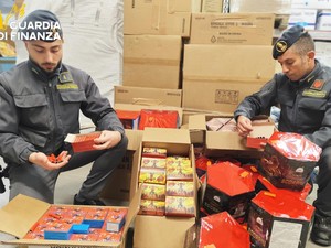 Sequestrate 4,5 tonnellate di fuochi d'artificio stoccati senza sicurezza, depositi illegali anche a Gambolò e Mortara Sequestrate 4,5 tonnellate di fuochi d'artificio stoccati senza sicurezza, depositi illegali anche a Gambolò e Mortara