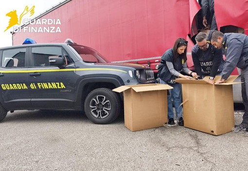 Pavia, sequestrate 7 tonnellate di tabacco di contrabbando destinato alla produzione di sigarette contraffatte Pavia, sequestrate 7 tonnellate di tabacco di contrabbando destinato alla produzione di sigarette contraffatte