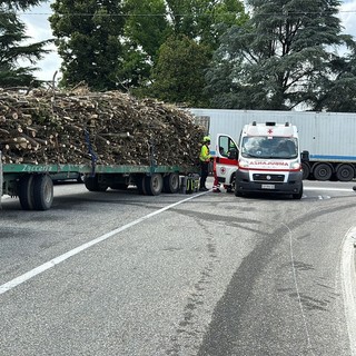 Castello D'Agogna: trattore con rimorchio carico di legname si scontra con una moto, 49enne trasportato in elicottero all'ospedale