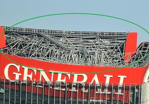 Milano: cede l’insegna delle Generali per il caldo eccezionale. Struttura in sicurezza