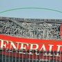 Milano: cede l’insegna delle Generali per il caldo eccezionale. Struttura in sicurezza