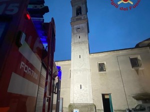 Campanile della chiesa di Garbana colpito da un fulmine, sono intervenute due squadre di Vigili del fuoco