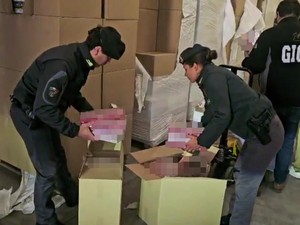 Scoperti tra Pavia e Milano due opifici per la produzione di sigarette contraffatte Scoperti tra Pavia e Milano due opifici per la produzione di sigarette contraffatte