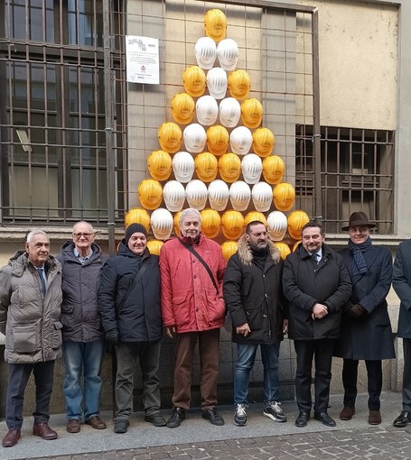 Un albero di Natale fuori dagli schemi: il simbolo di Novara per la sicurezza sul lavoro